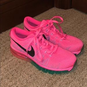 pink and teal Nike flynit max fitsoles
